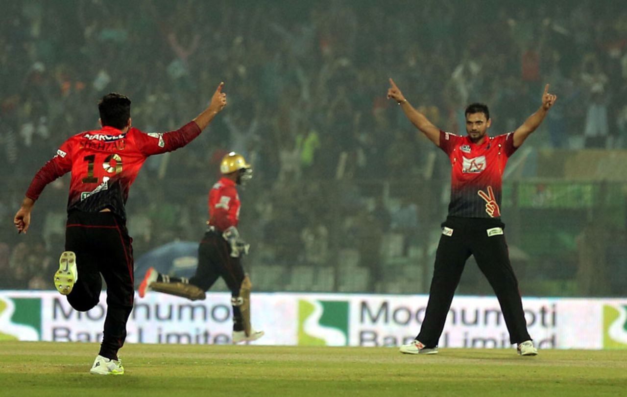 Mashrafe Mortaza celebrates the wicket of Ryan ten Doeschate, Comilla Victorians v Dhaka Dynamites, Bangladesh Premier League, Chittagong, December 2, 2015