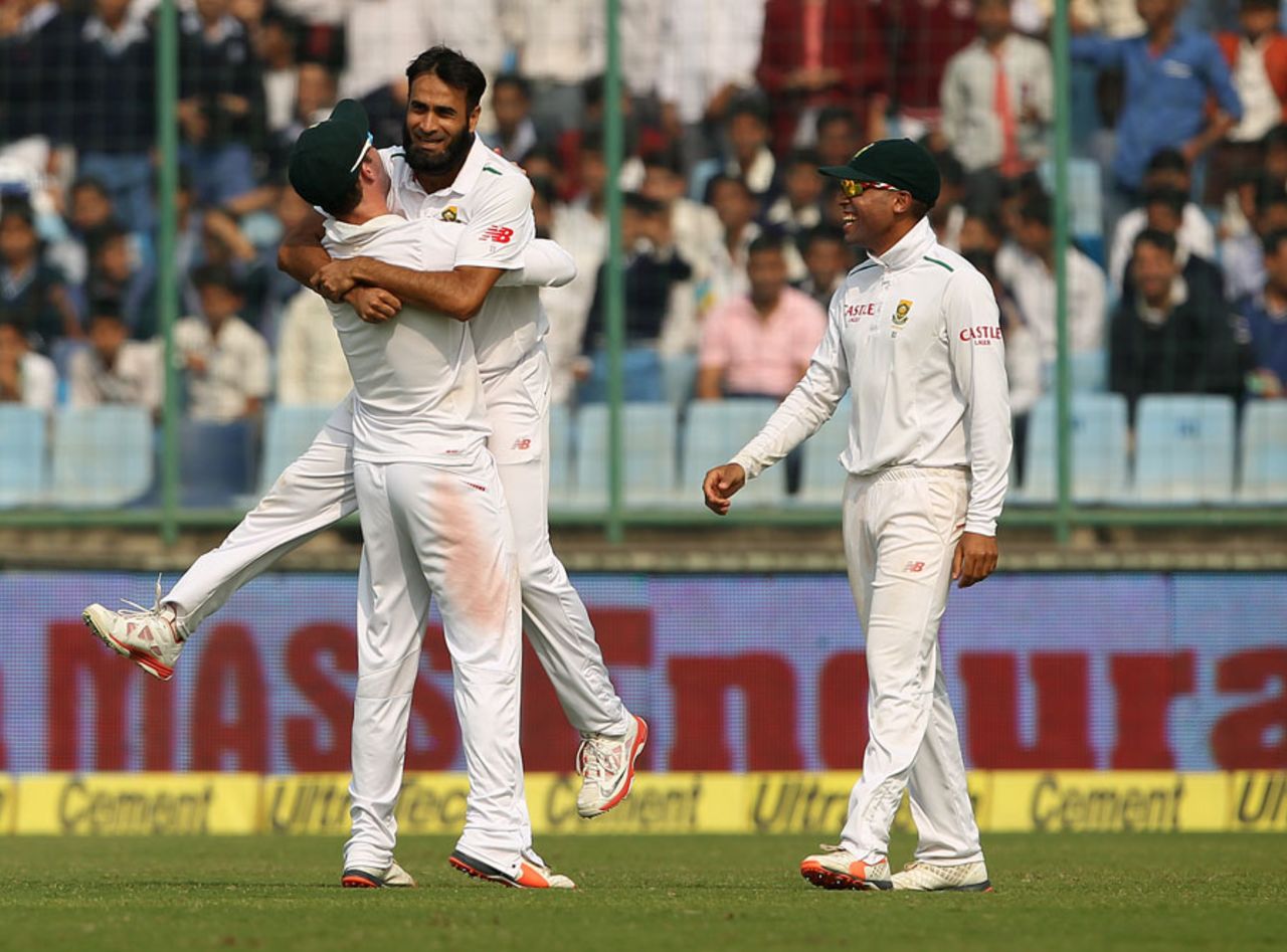Imran Tahir is lifted by AB de Villiers after the wicket of Cheteshwar Pujara, India v South Africa, 4th Test, Delhi, 3rd day, December 5, 2015