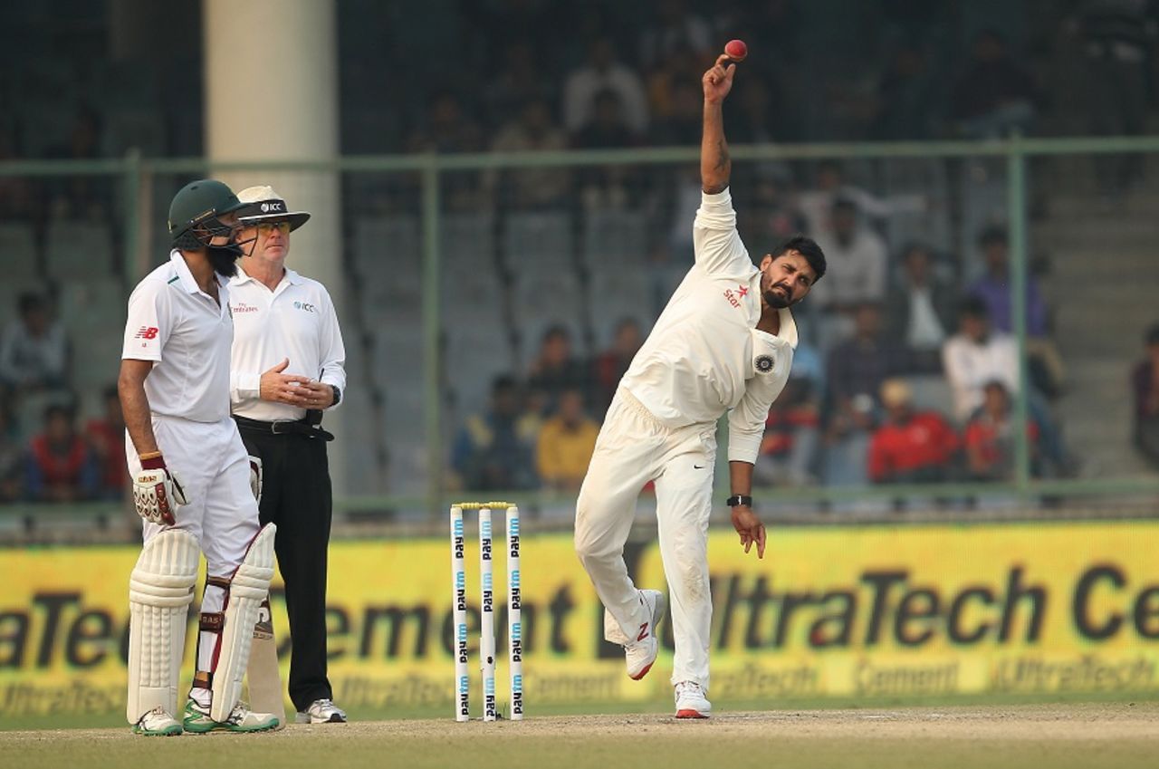M Vijay rolls his arm over, India v South Africa, 4th Test, Delhi, 4th day, December 6, 2015