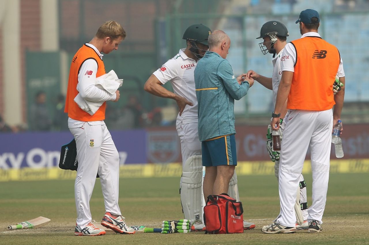 AB de Villiers gets some attention from the physio, India v South Africa, 4th Test, Delhi, 5th day, December 7, 2015