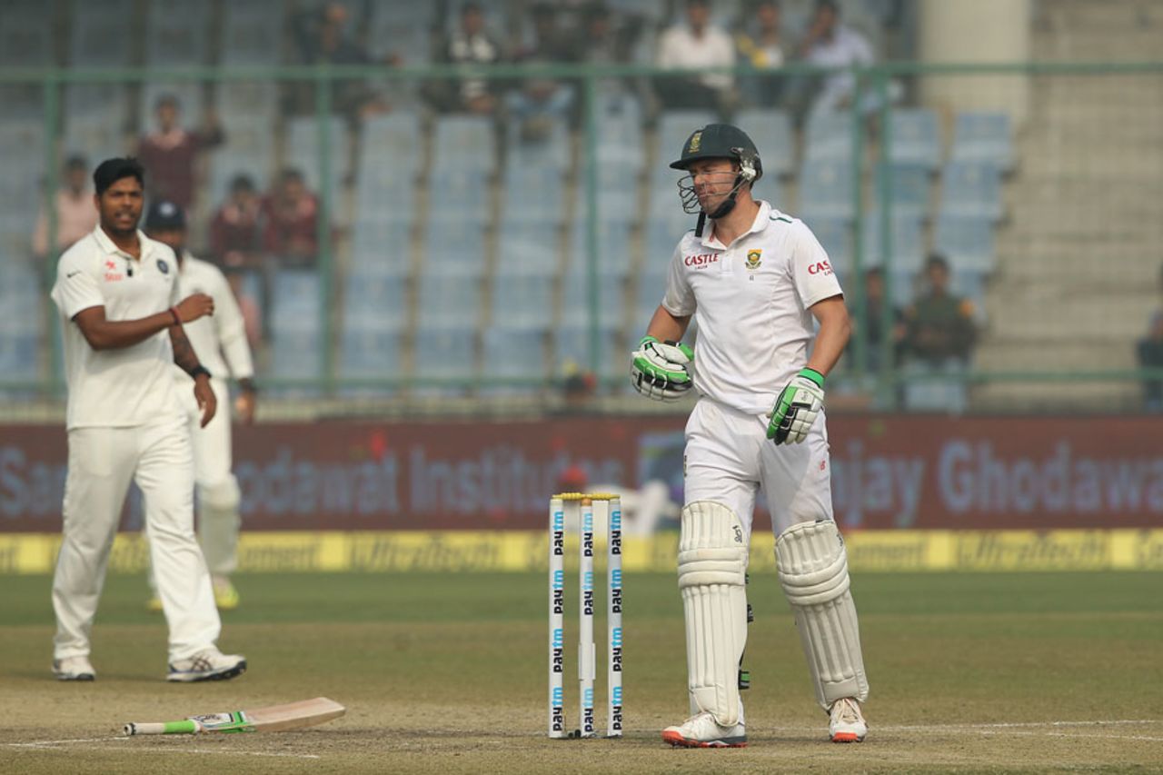 AB de Villiers reacts after getting struck on the glove, India v South Africa, 4th Test, Delhi, 5th day, December 7, 2015