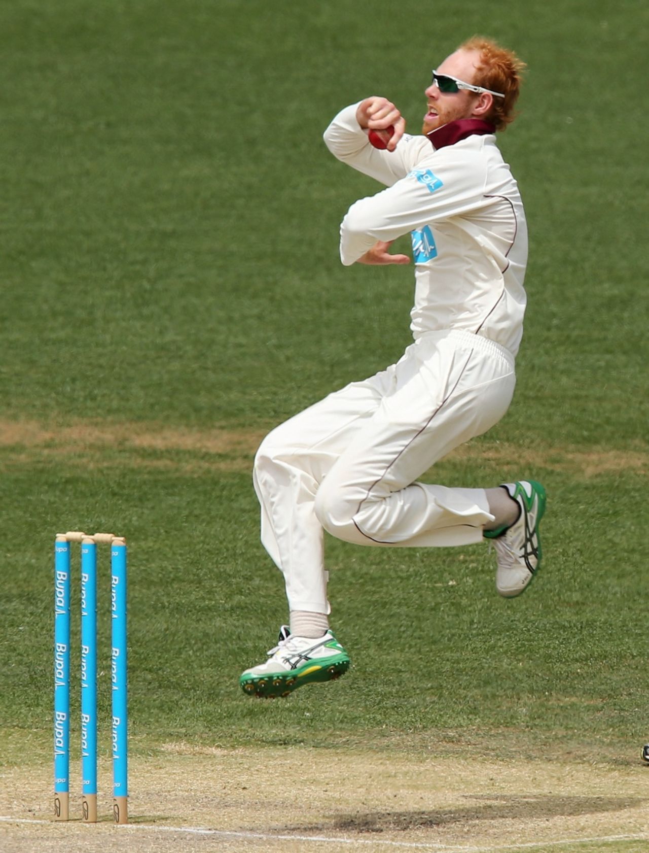 Jason Floros runs in to bowl, South Australia v Queensland, Sheffield Shield, 4th day, Adelaide, November 3, 2014