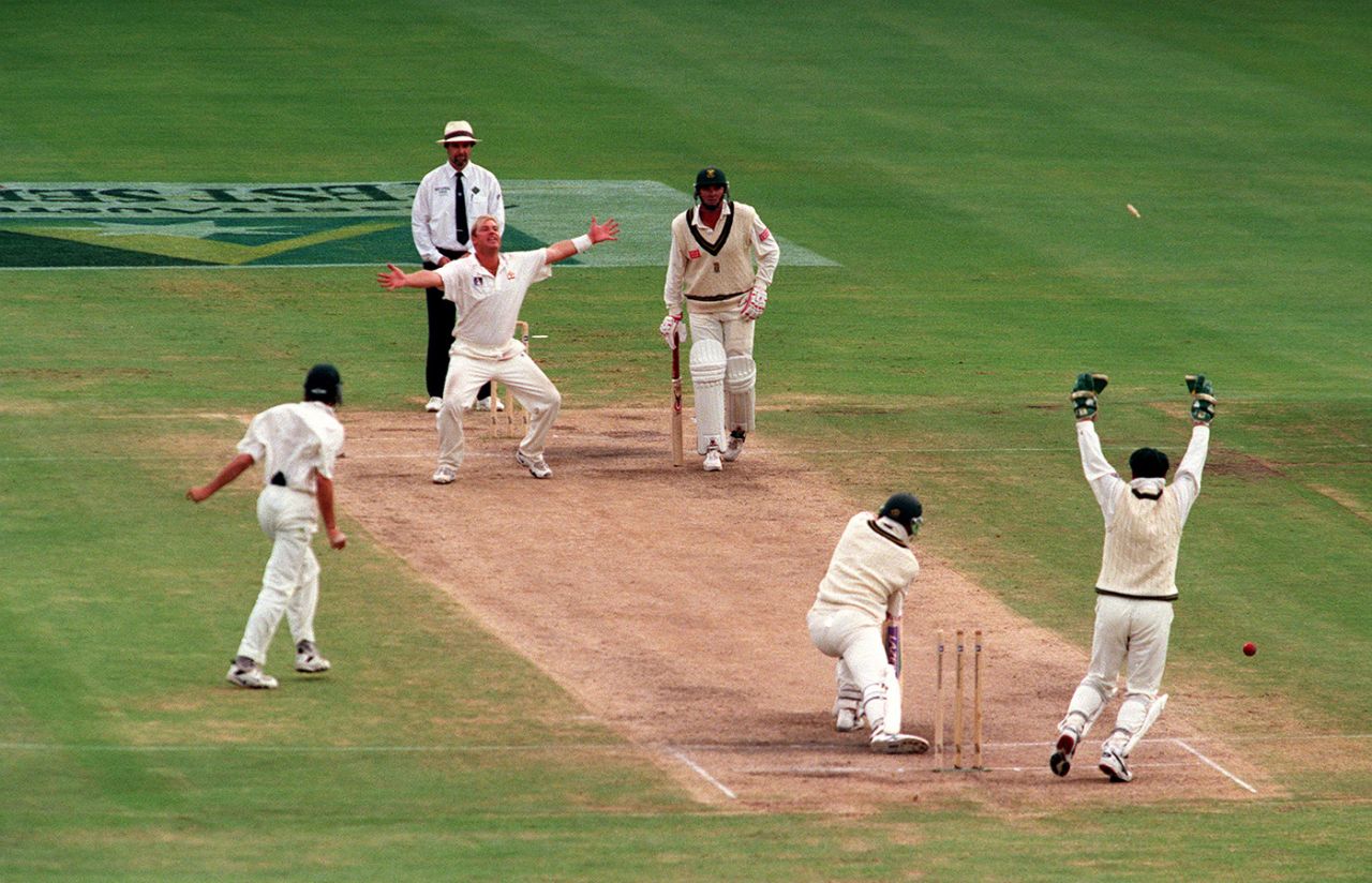 Shane Warne bowls Jacques Kallis, his 300th Test wicket, Australia v South Africa, 2nd Test, 4th day, Sydney, January 5, 1998

