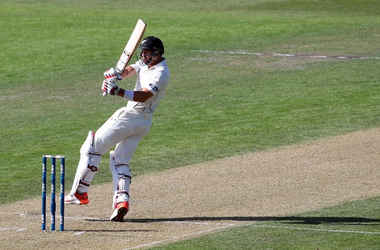 Doug Bracewell swivels while attempting a pull shot, New Zealand v Sri Lanka, 1st Test, Dunedin, 1st day, December 10, 2015