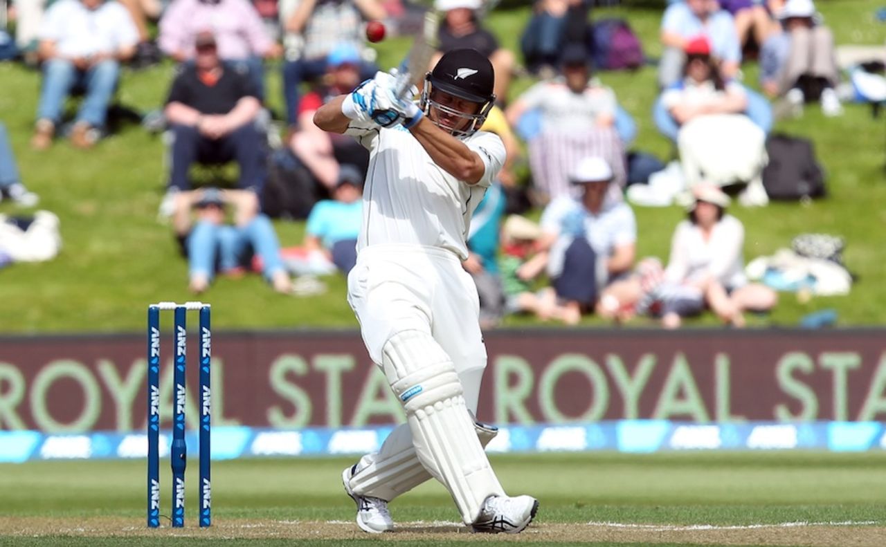 Neil Wagner top edges a hook, New Zealand v Sri Lanka, 1st Test, Dunedin, 2nd day, December 11, 2015