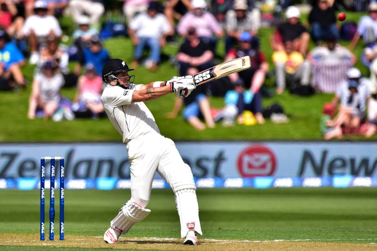 Doug Bracewell pulls to the boundary, New Zealand v Sri Lanka, 1st Test, Dunedin, 2nd day, December 11, 2015