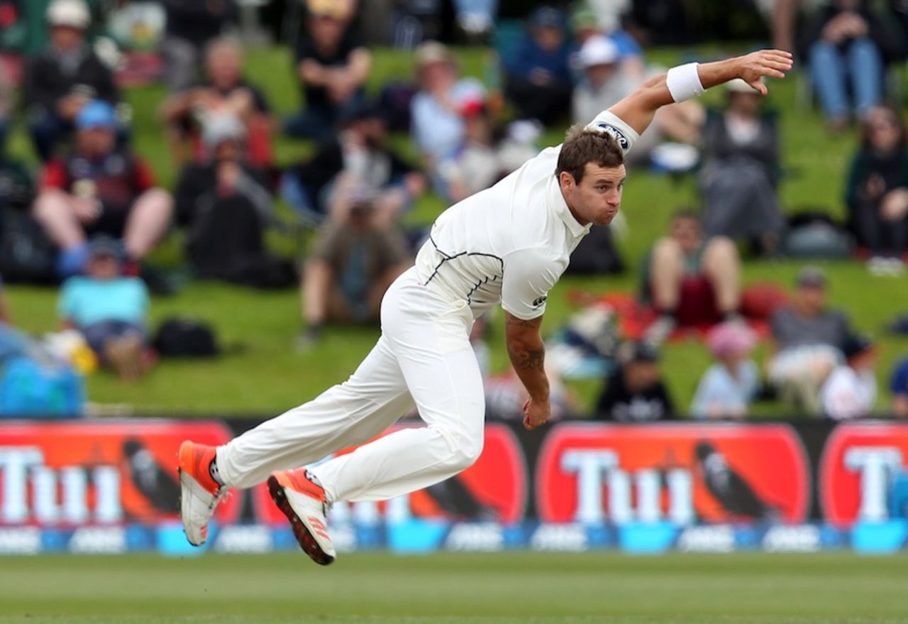 Doug Bracewell in action, New Zealand v Sri Lanka, 1st Test, Dunedin, 2nd day, December 11, 2015