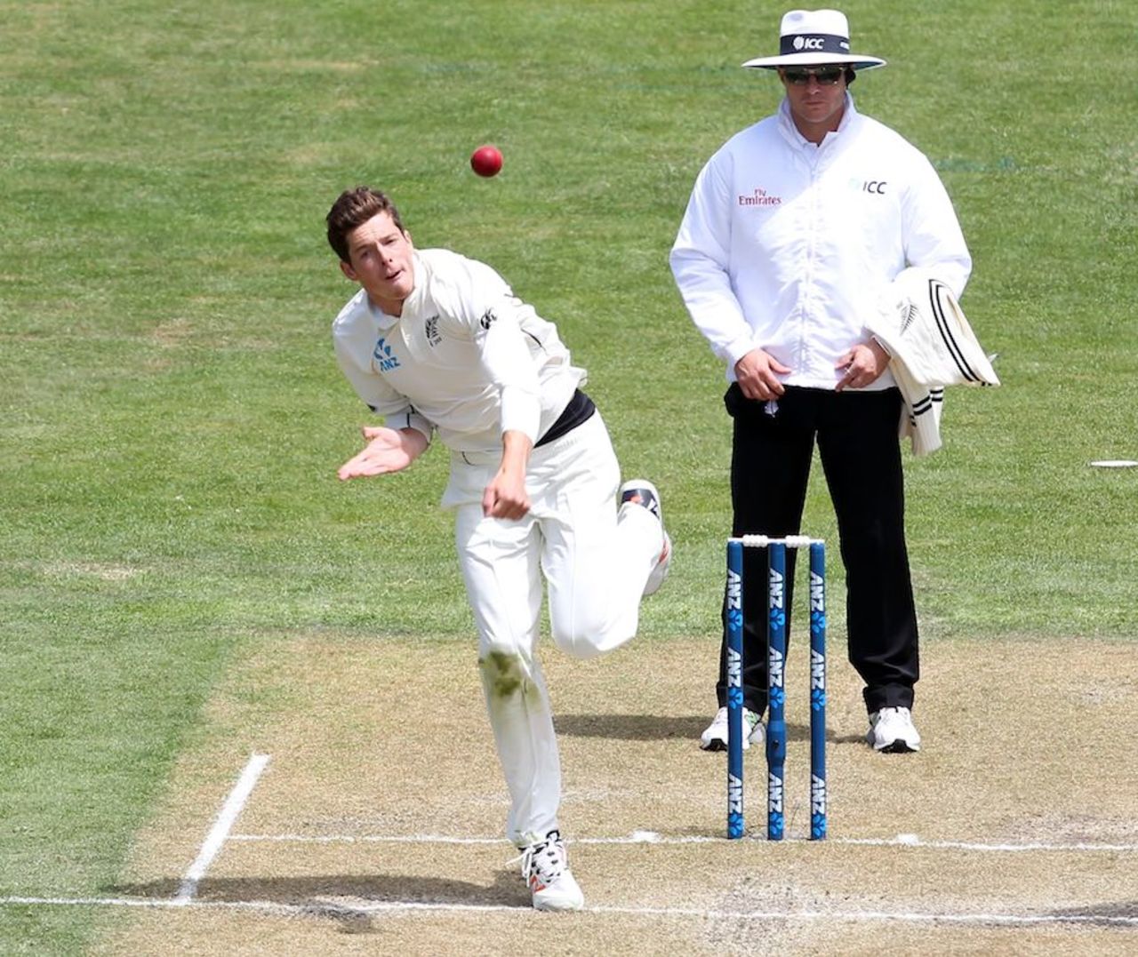 Mitchell Santner bowls on the second day, New Zealand v Sri Lanka, 1st Test, Dunedin, 2nd day, December 11, 2015
