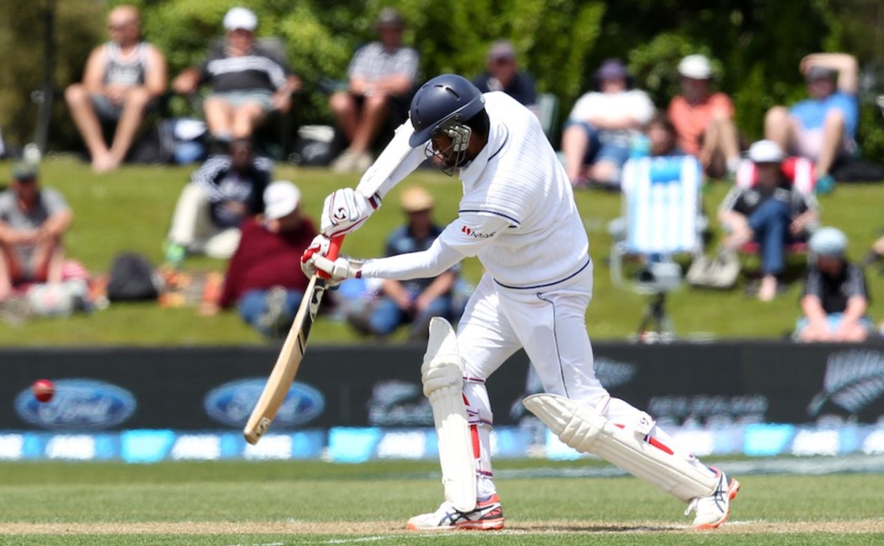Dimuth Karunaratne drives on the front foot, New Zealand v Sri Lanka, 1st Test, Dunedin, 2nd day, December 11, 2015