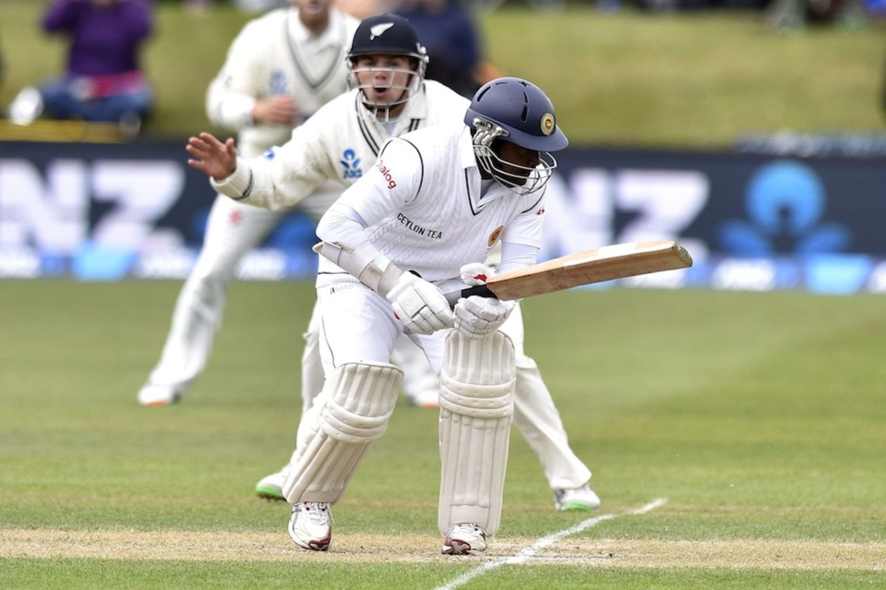 Rangana Herath was hit by a bouncer, New Zealand v Sri Lanka, 1st Test, Dunedin, 3rd day, December 12, 2015