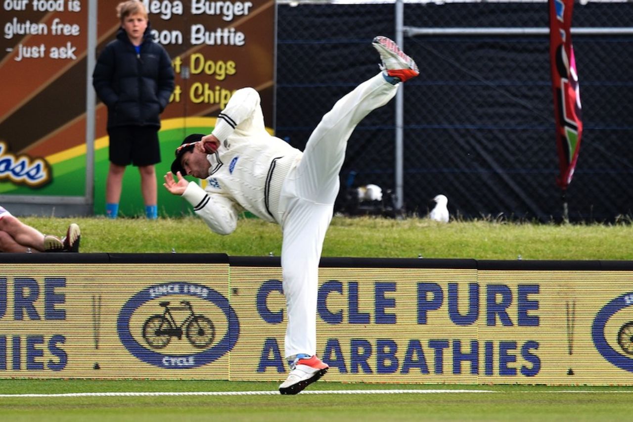 Doug Bracewell falls over the boundary after taking a catch, New Zealand v Sri Lanka, 1st Test, Dunedin, 3rd day, December 12, 2015