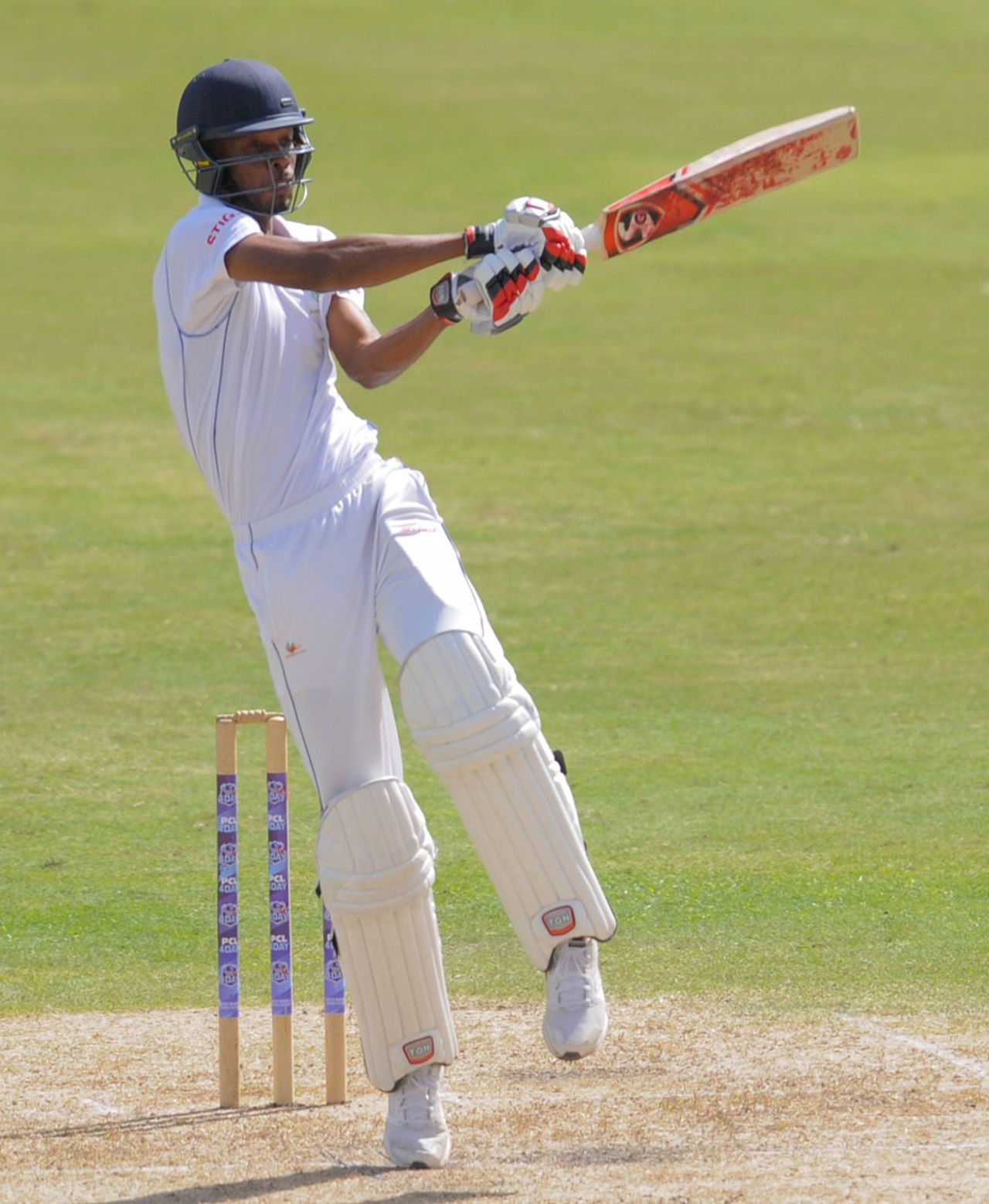 Roston Chase pulls during his unbeaten 95, Barbados v Leeward Islands, 1st day, WICB Regional 4 Day Tournament, Barbados, December 11, 2015