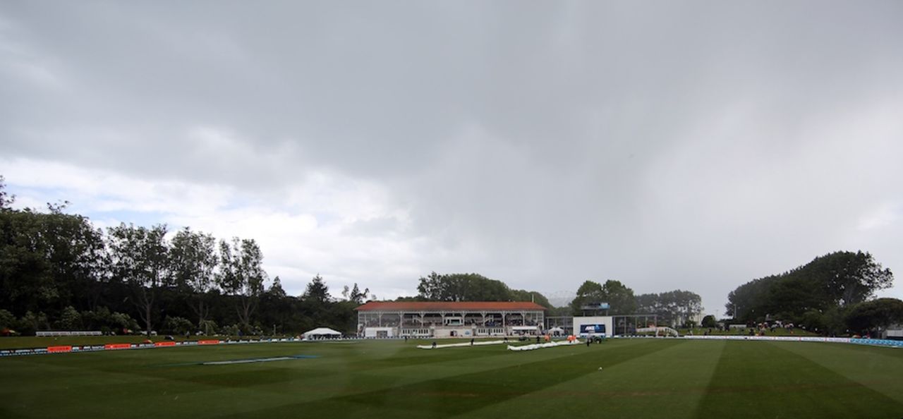 Rain forced a slightly early lunch at University Oval, New Zealand v Sri Lanka, 1st Test, Dunedin, 4th day, December 13, 2015