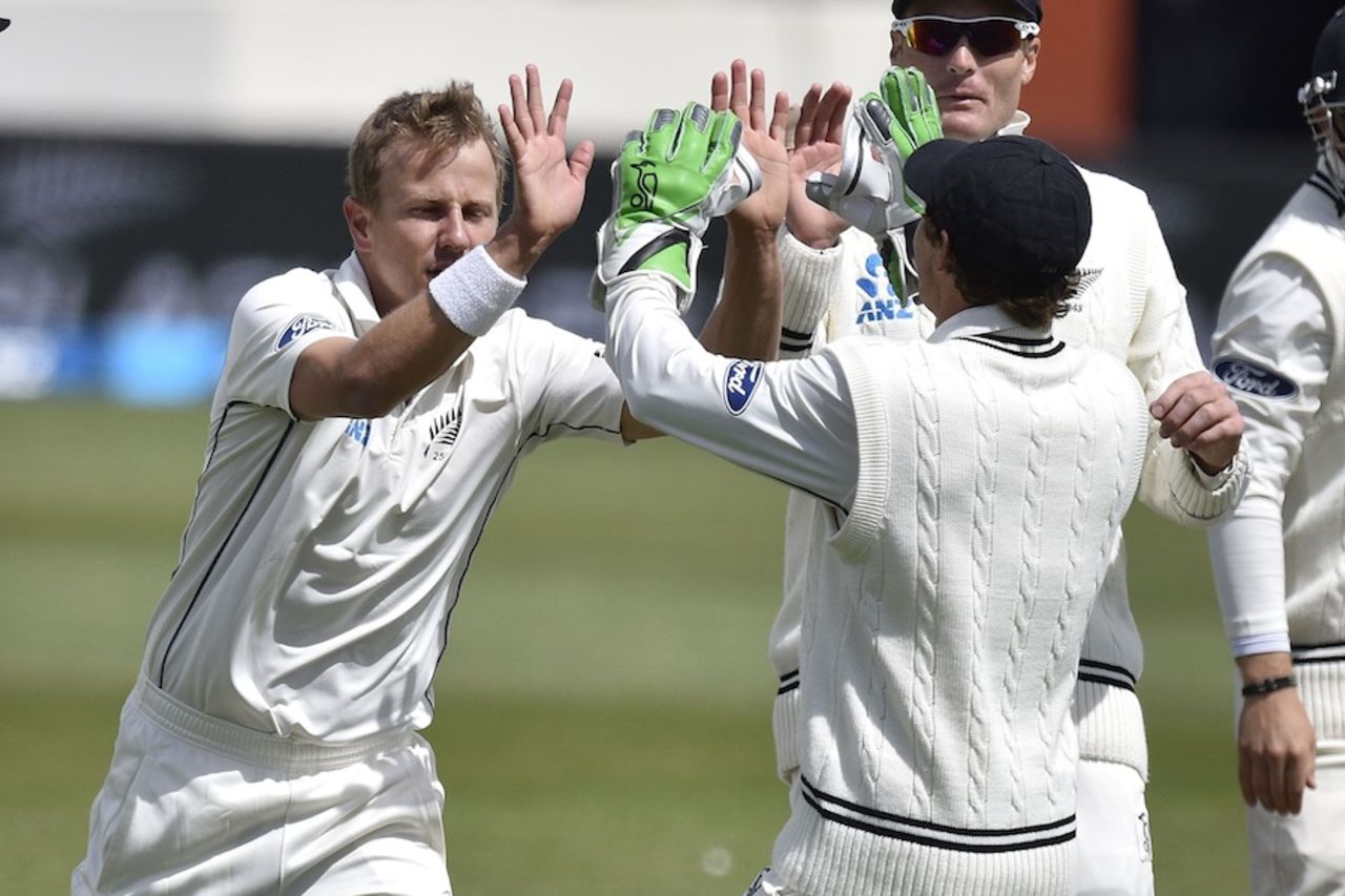 Neil Wagner and BJ Watling celebrate a wicket, New Zealand v Sri Lanka, 1st Test, Dunedin, 4th day, December 13, 2015
