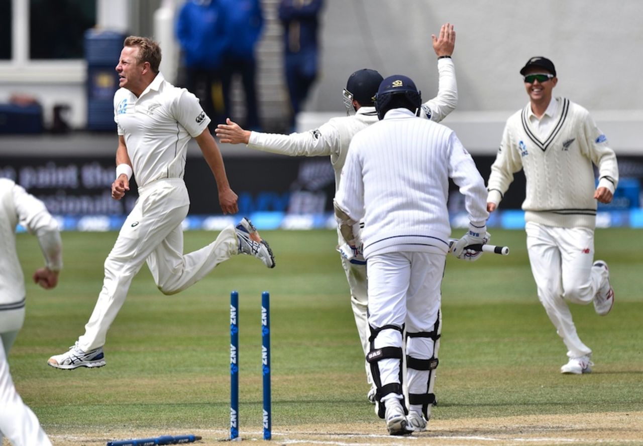 Neil Wagner flattened Angelo Mathews' middle stump, New Zealand v Sri Lanka, 1st Test, Dunedin, 5th day, December 14, 2015