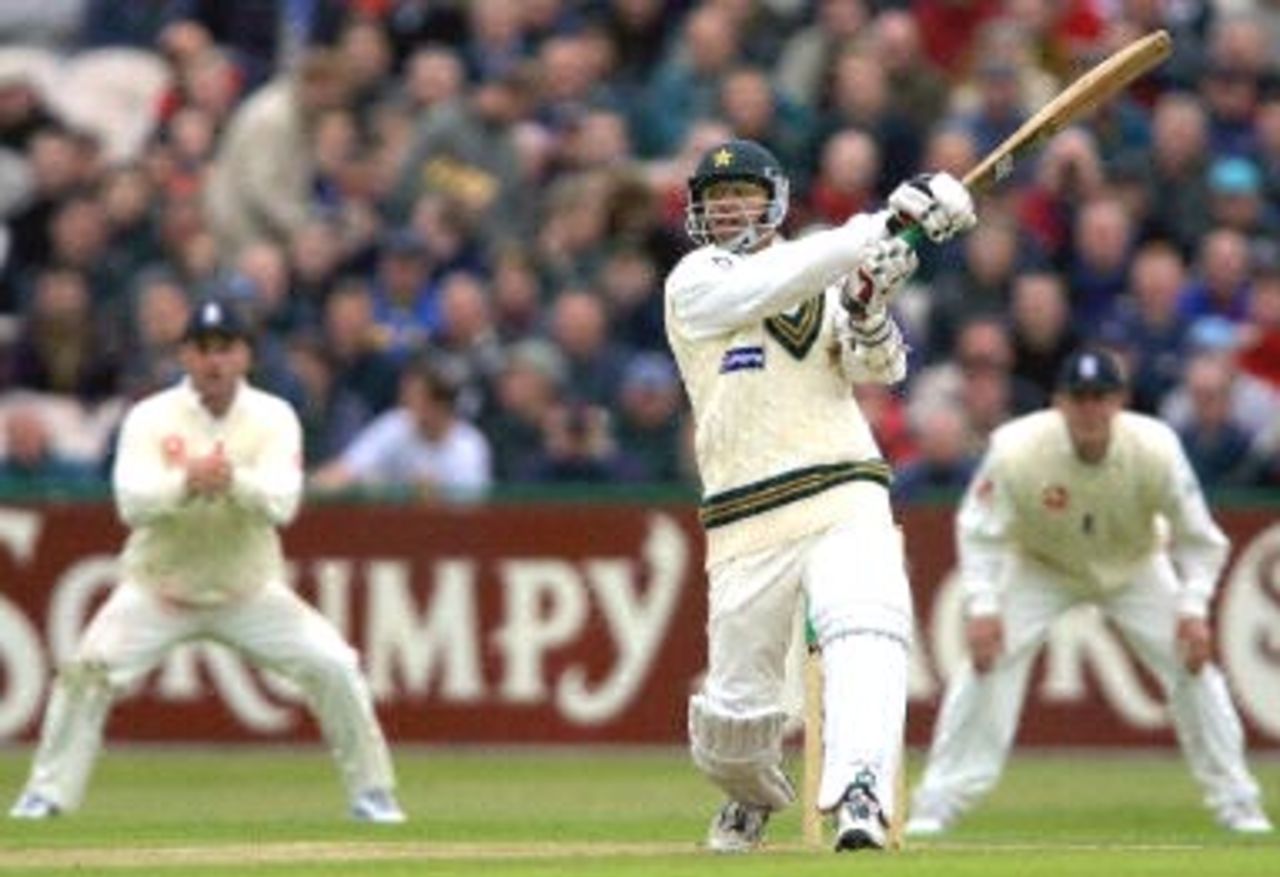 Saqlain Mushtaq hits out, day 2, 2nd Test at Old Trafford, 17-21 May 2001.