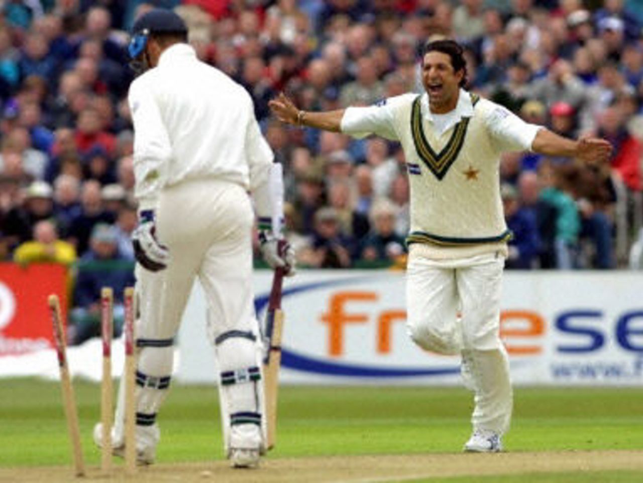 Wasim Akram celebrates the dismissal of Trescothick, day 2, 2nd Test at Old Trafford, 17-21 May 2001.