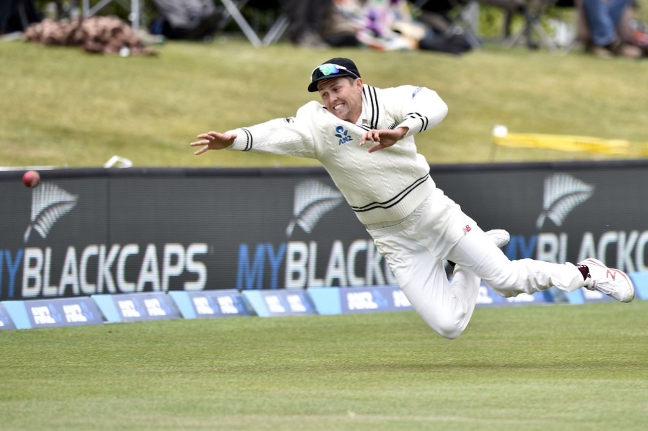 Trent Boult dives after the ball, New Zealand v Sri Lanka, 1st Test, Dunedin, 5th day, December 14, 2015