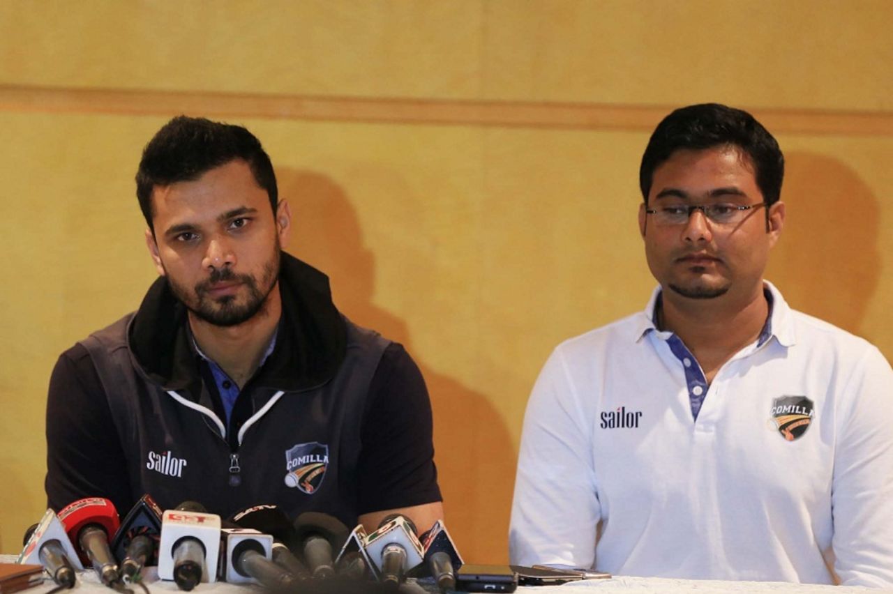 Mashrafe Mortaza interacts with the media on the eve of the BPL final, Dhaka, December 14, 2015