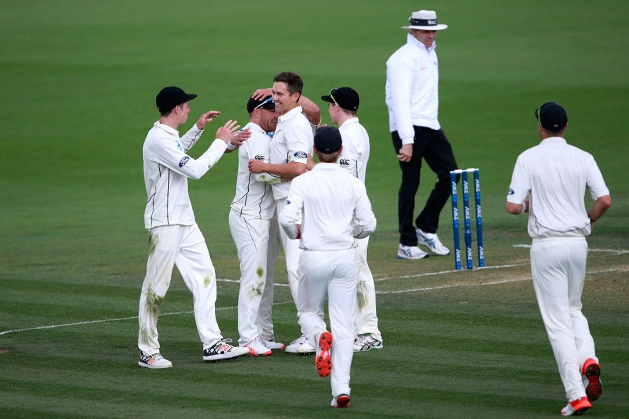 New Zealand gather around Trent Boult and Brendon McCullum to celebrate a wicket, New Zealand v Sri Lanka, 2nd Test, Hamilton, 1st day, December 18, 2015