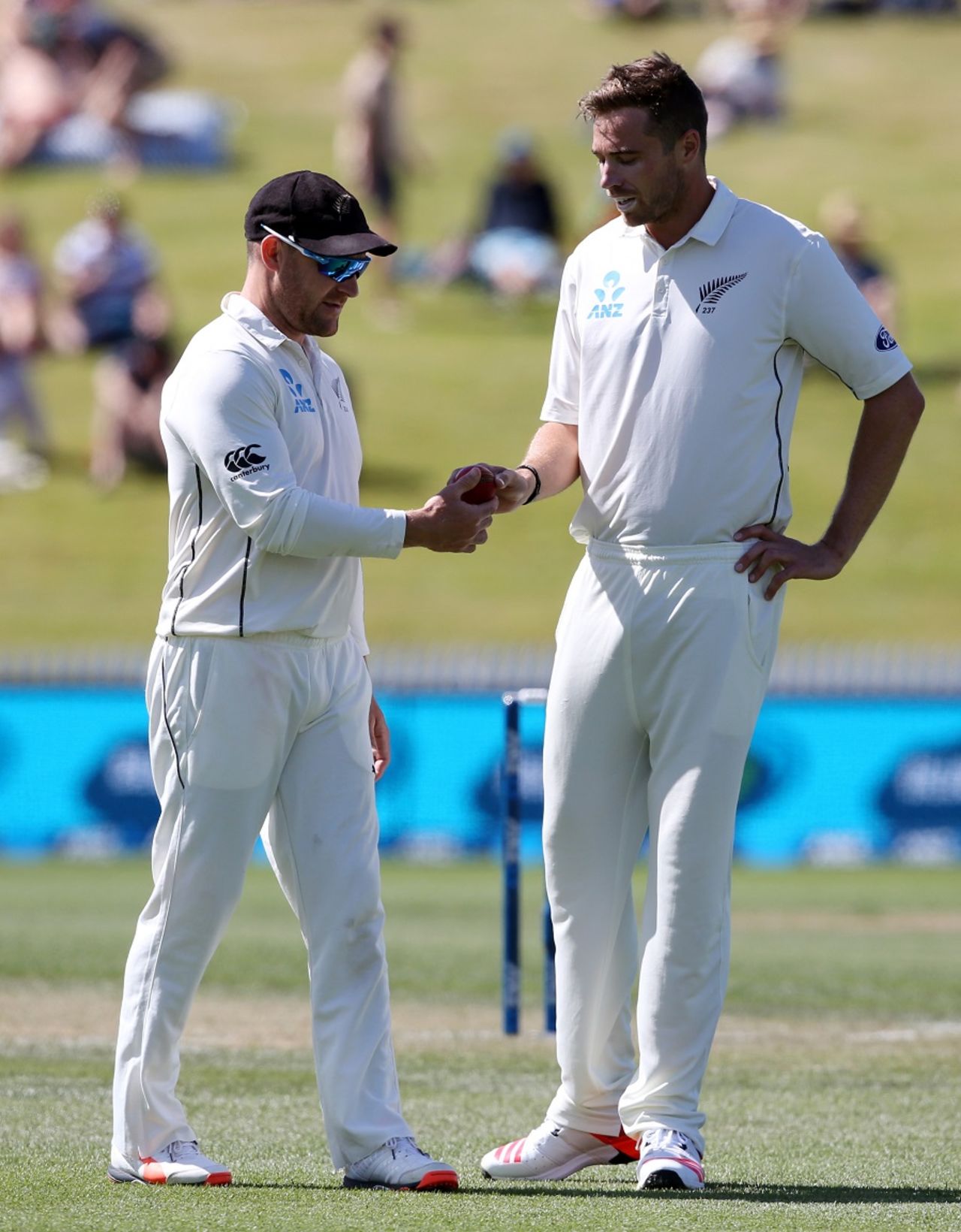 Brendon McCullum and Tim Southee plot away, New Zealand v Sri Lanka, 2nd Test, Hamilton, 2nd day, December 19, 2015