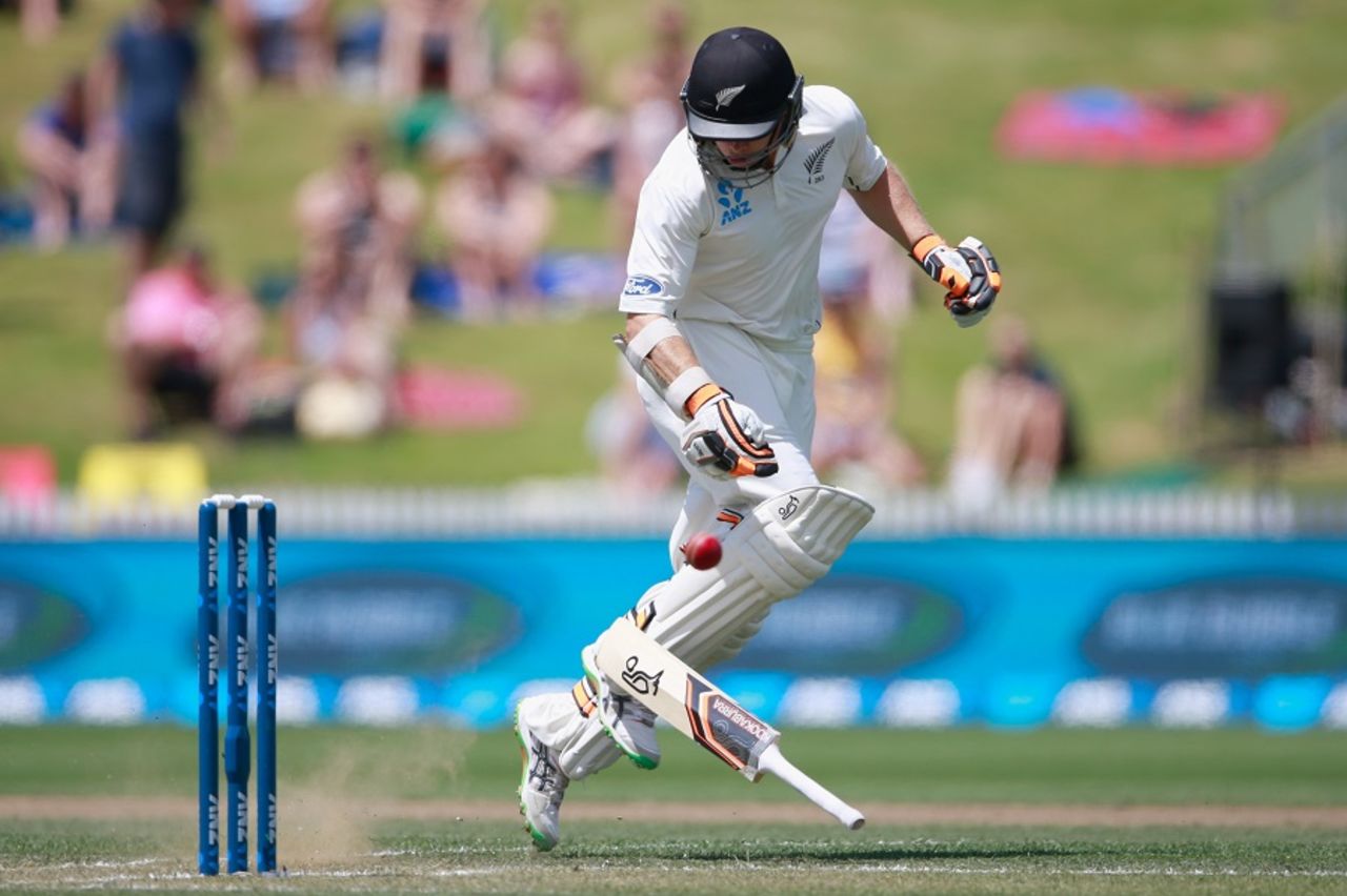 Tom Latham loses control of his bat, New Zealand v Sri Lanka, 2nd Test, Hamilton, 2nd day, December 19, 2015