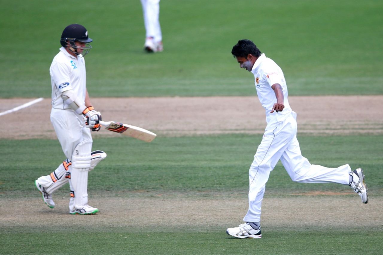 Dushmantha Chameera celebrates after dismissing Tom Latham, New Zealand v Sri Lanka, 2nd Test, Hamilton, 2nd day, December 19, 2015