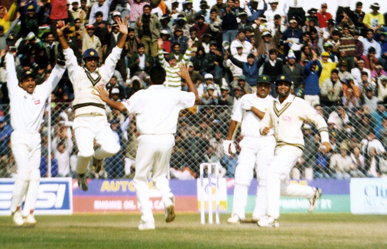 Ijaz Ahmed is caught By Rahul Dravid at slip off Anil Kumble, India v Pakistan, 2nd Test, Delhi, 2nd day, February 5, 1999