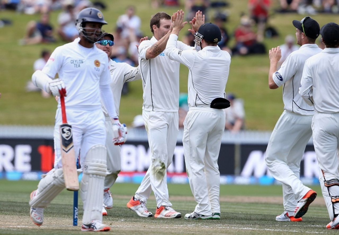 New Zealand celebrate the wicket of Dimuth Karunaratne, New Zealand v Sri Lanka, 2nd Test, Hamilton, 3rd day, December 20, 2015