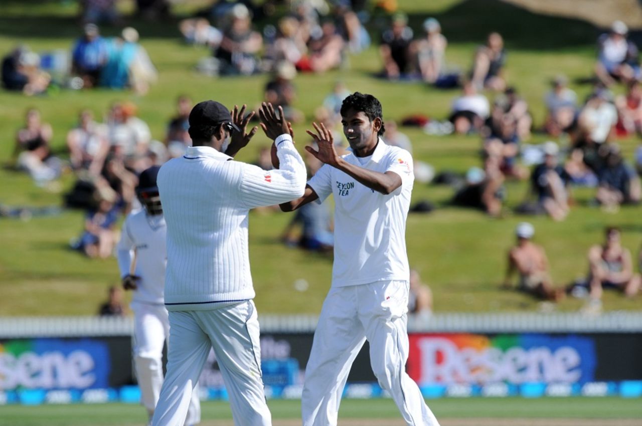 Dushmantha Chameera celebrates a wicket with Angelo Mathews, New Zealand v Sri Lanka, 2nd Test, Hamilton, 3rd day, December 20, 2015