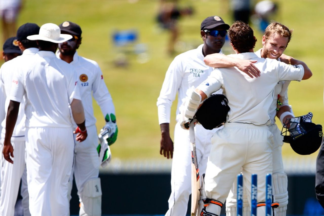 BJ Watling struck the winning runs and gets a hug from Kane Williamson, New Zealand v Sri Lanka, 2nd Test, Hamilton, 4th day, December 21, 2015