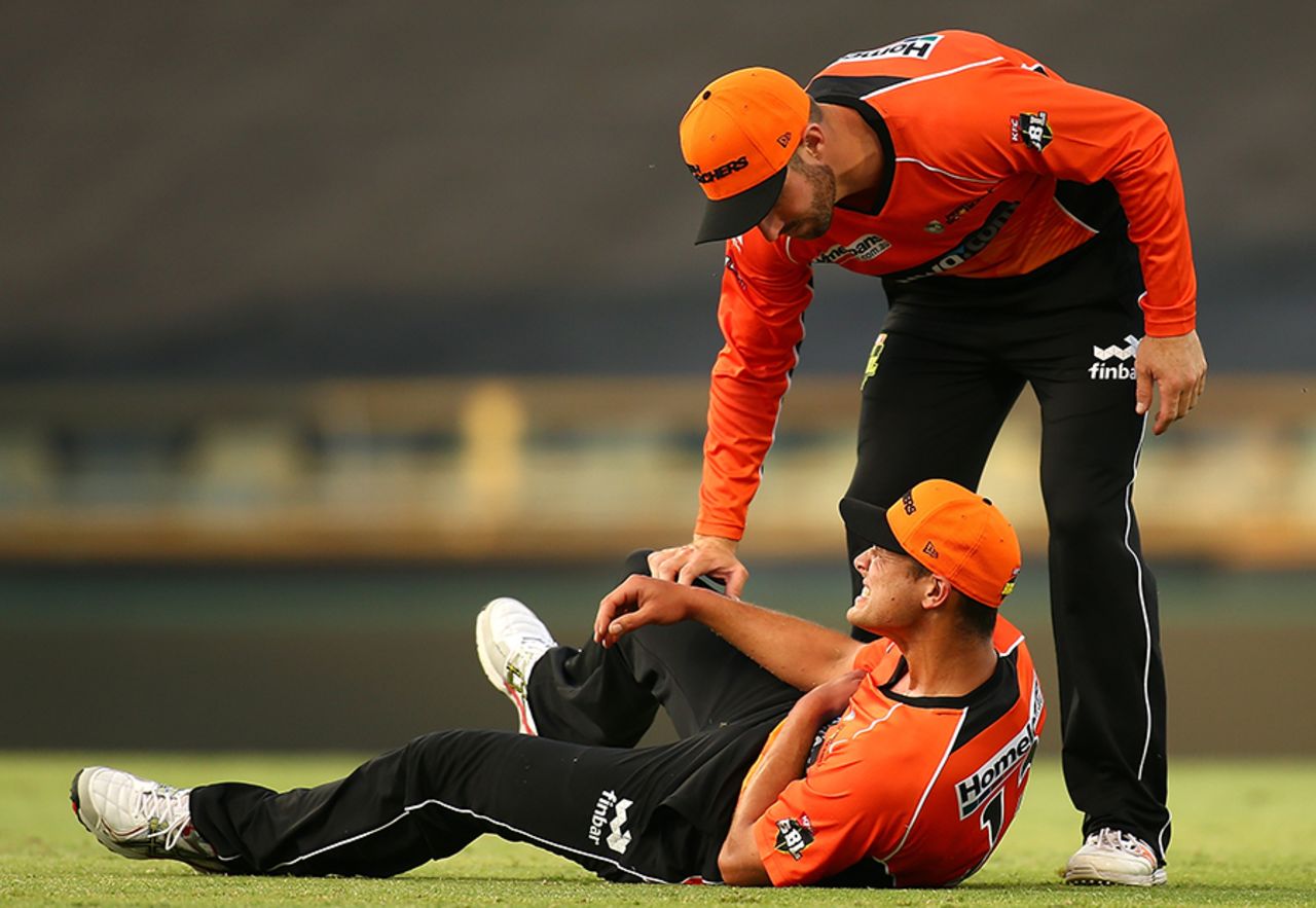 Nathan Coulter-Nile winces in pain after hurting his shoulder, Perth Scorchers v Adelaide Strikers, Big Bash League 2015-16, Perth, December 21, 2015