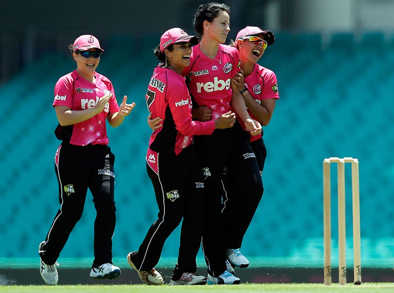 Marizanne Kapp gave Sydney Sixers early momentum with two top-order wickets, Sydney Sixers Women v Perth Scorchers Women, Women's Big Bash League 2015-16, Sydney, December 20, 2015