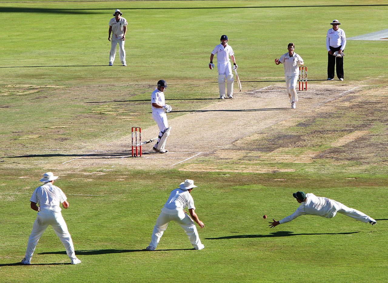 AB de Villiers took a brilliant catch to get rid of Jonathan Trott, South Africa v England, 1st Test, Centurion, 5th day, December 20, 2009