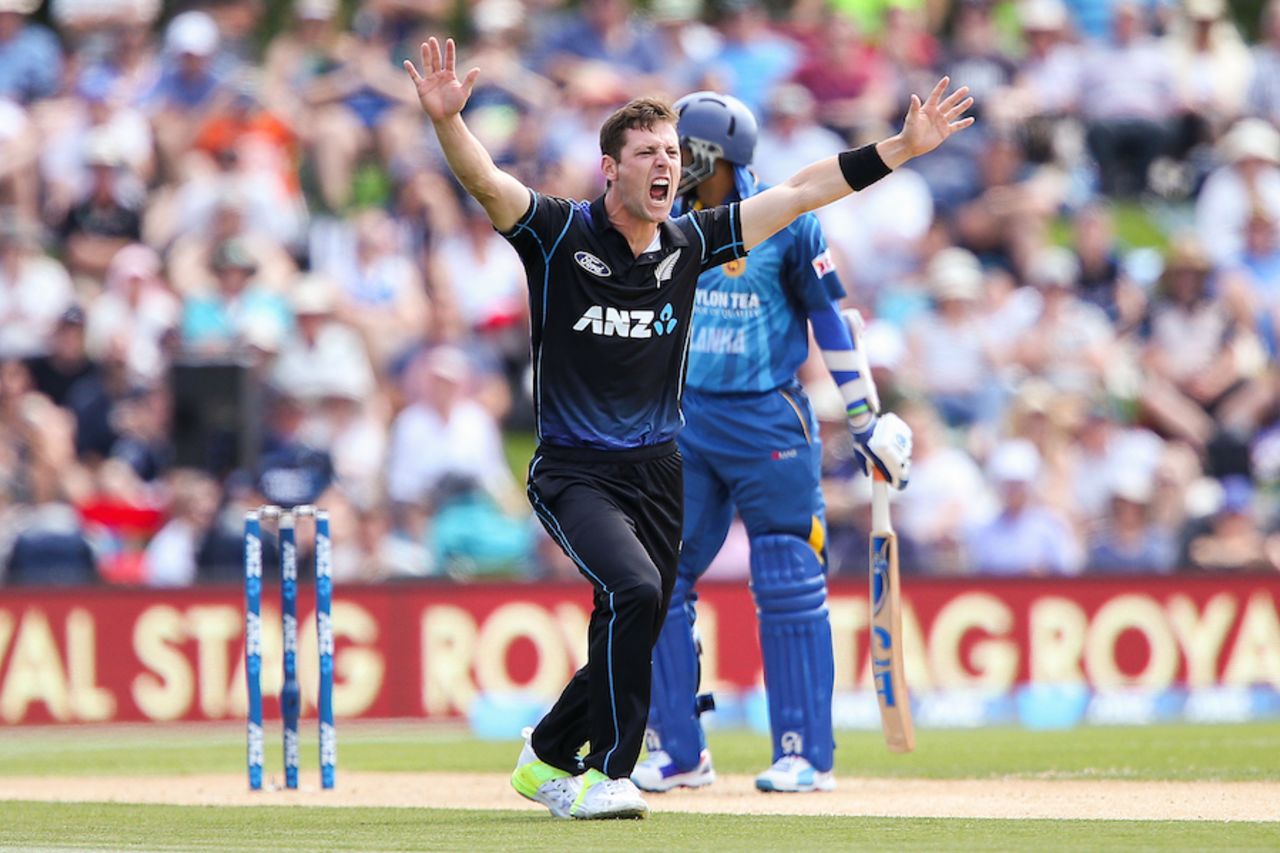 Matt Henry appeals unsuccessfully against Tillakaratne Dilshan, New Zealand v Sri Lanka, 1st ODI, Christchurch, December 26, 2015