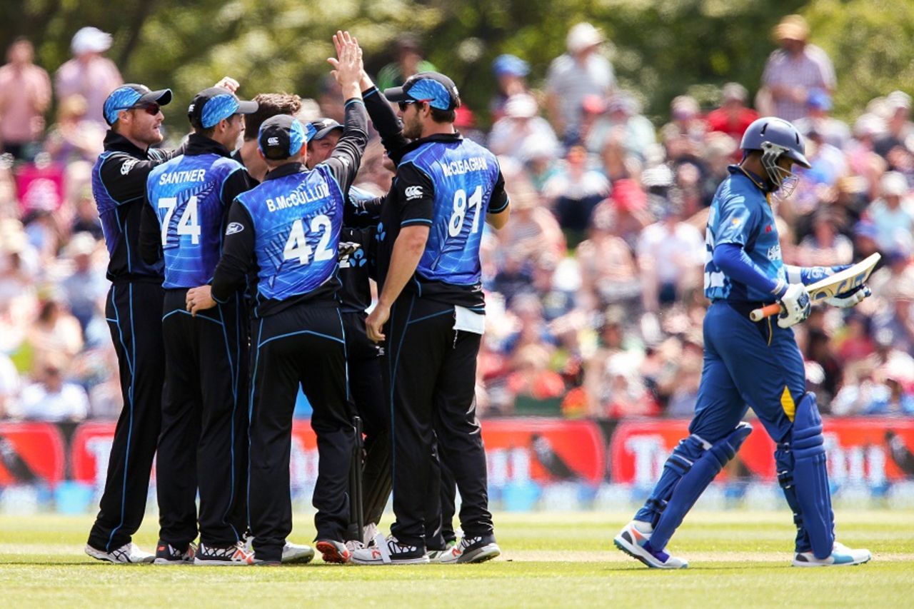New Zealand celebrate the wicket of Tillakaratne Dilshan, New Zealand v Sri Lanka, 1st ODI, Christchurch, December 26, 2015