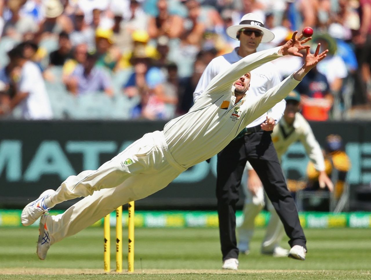 Nathan Lyon attempts a diving catch of his own bowling, Australia v West Indies, 2nd Test, Melbourne, 2nd day, December 27, 2015