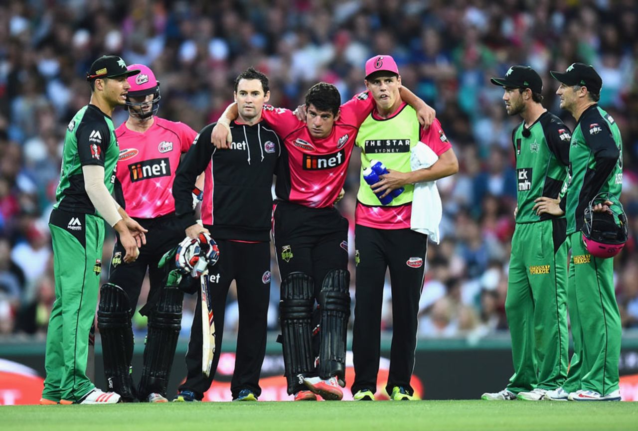 Moises Henriques had to retire hurt after a calf injury, Sydney Sixers v Melbourne Stars, BBL 2015-16, Sydney, December 27, 2015