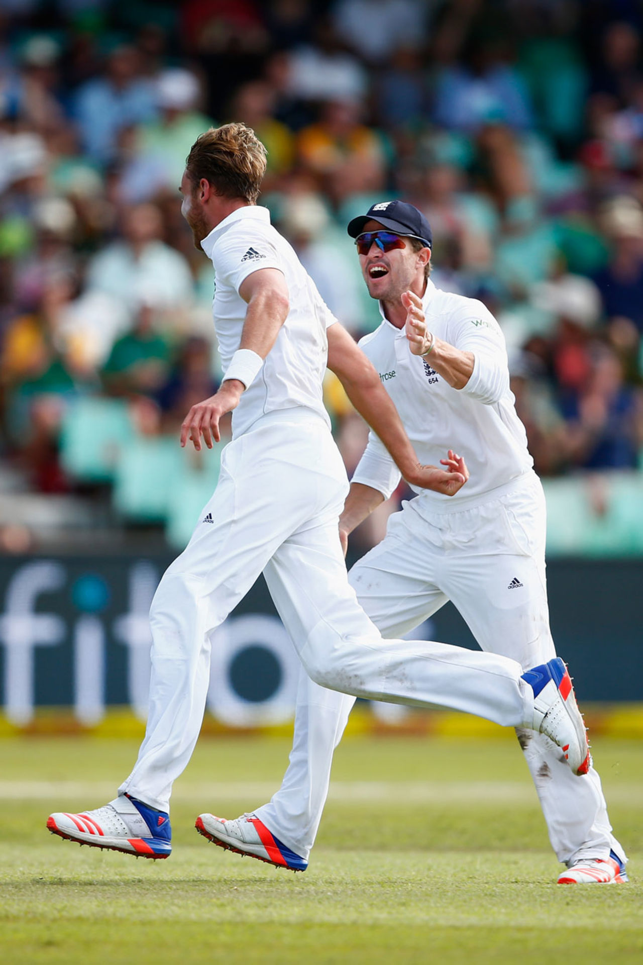 Stuart Broad dismissed AB de Villiers for 49, South Africa v England, 1st Test, Durban, 2nd day, December 27, 2015