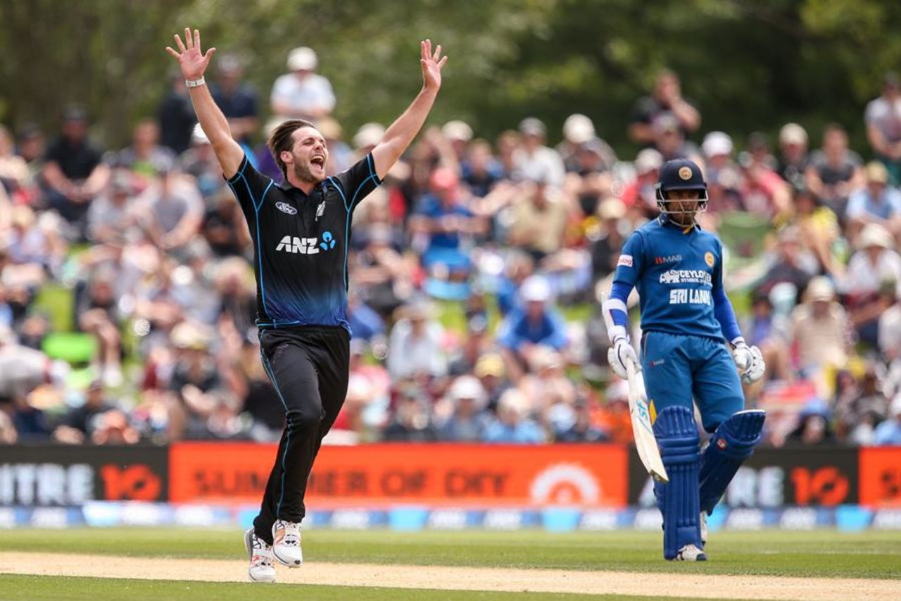 Mitchell McClenaghan appeals for a wicket, New Zealand v Sri Lanka, 2nd ODI, Christchurch, December 28, 2015