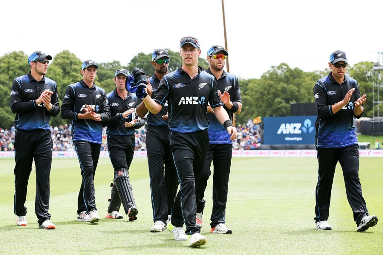 Matt Henry leads his side off the field after taking 4 for 33 to dismiss Sri Lanka for 117, New Zealand v Sri Lanka, 2nd ODI, Christchurch, December 28, 2015