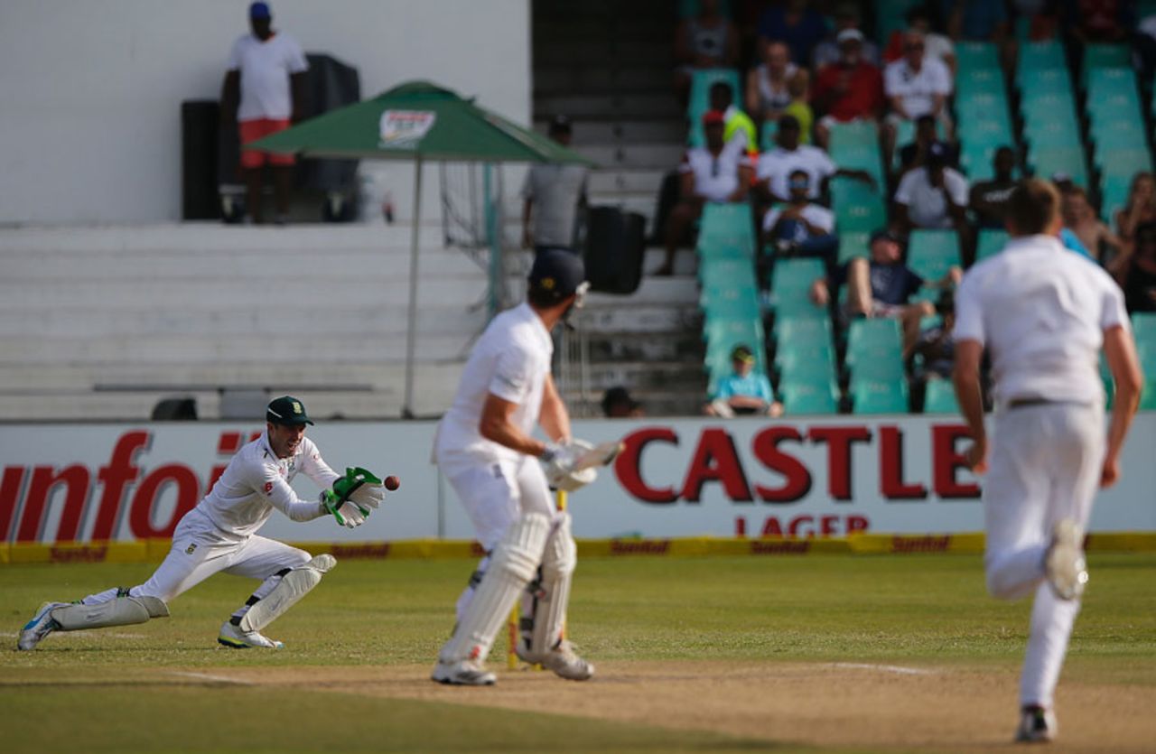 AB de Villiers finally held on to one down the leg side, South Africa v England, 1st Test, Durban, 3rd day, December 28, 2015