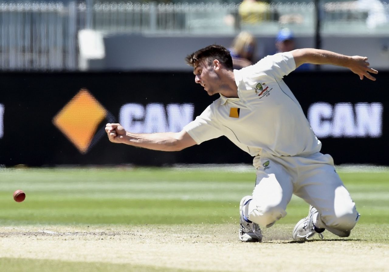 Mitchell Marsh couldn't hold on to a tough return catch from Denesh Ramdin, Australia v West Indies, 2nd Test, Melbourne, 4th day, December 29, 2015
