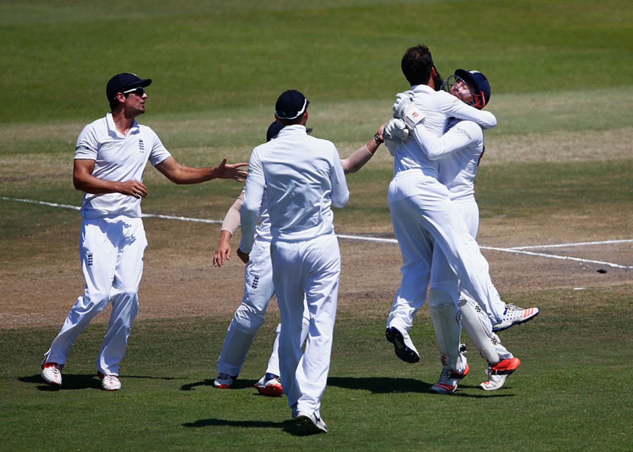 England celebrate the dismissal of Temba Bavuma, South Africa v England, 1st Test, Durban, 5th day, December 30, 2015