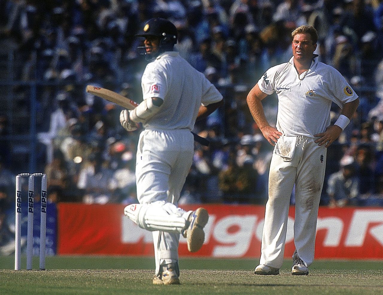 Shane Warne looks on helpless as Rahul Dravid takes a run, India v Australia, 2nd Test, Kolkata, 3rd day, March 13, 2001