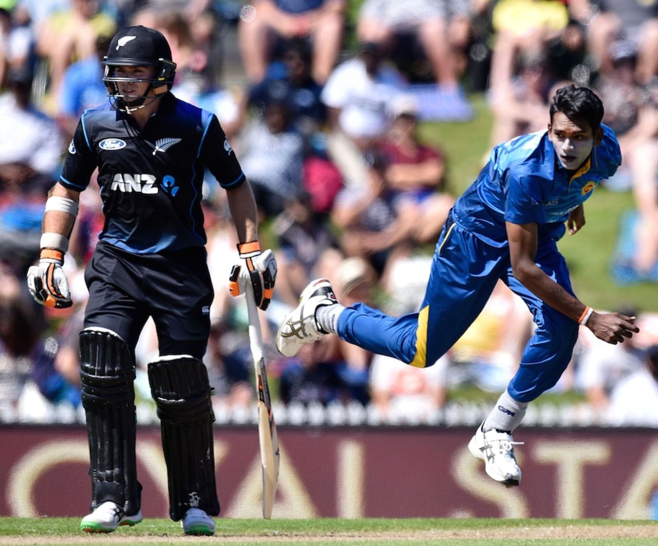 Dushmantha Chameera looks on in Tom Latham's presence, New Zealand v Sri Lanka, 3rd ODI, Nelson, December 31, 2015