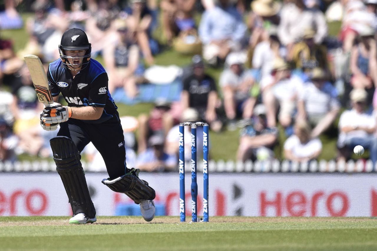 Tom Latham pushes one into the covers, New Zealand v Sri Lanka, 3rd ODI, Nelson, December 31, 2015