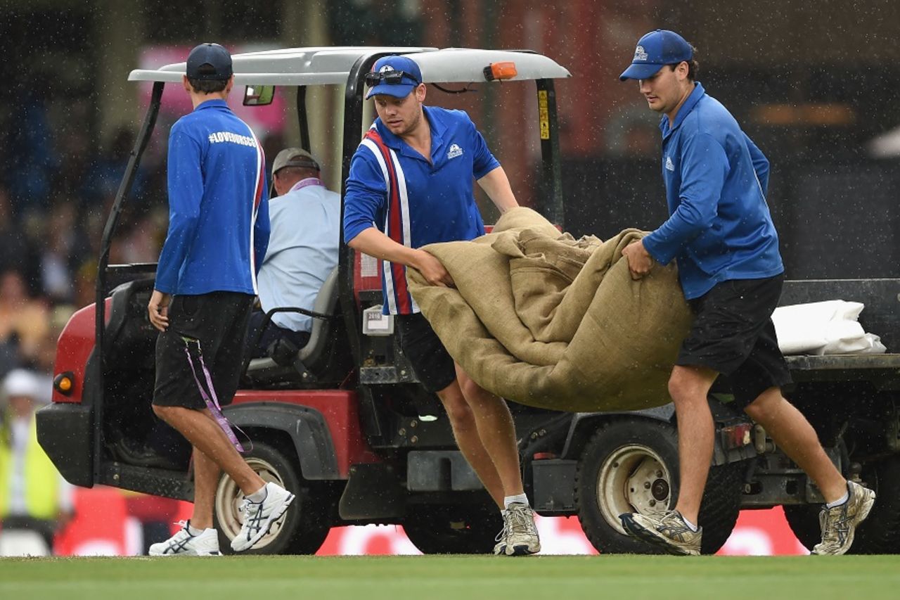 Rain kept the groundstaff busy, Australia v West Indies, 3rd Test, Sydney, 2nd day, January 4, 2016