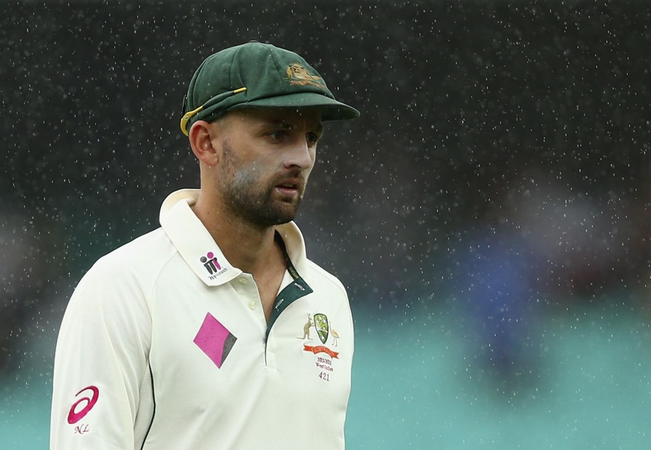 Nathan Lyon leaves the field amid rain, Australia v West Indies, 3rd Test, Sydney, 2nd day, January 4, 2016