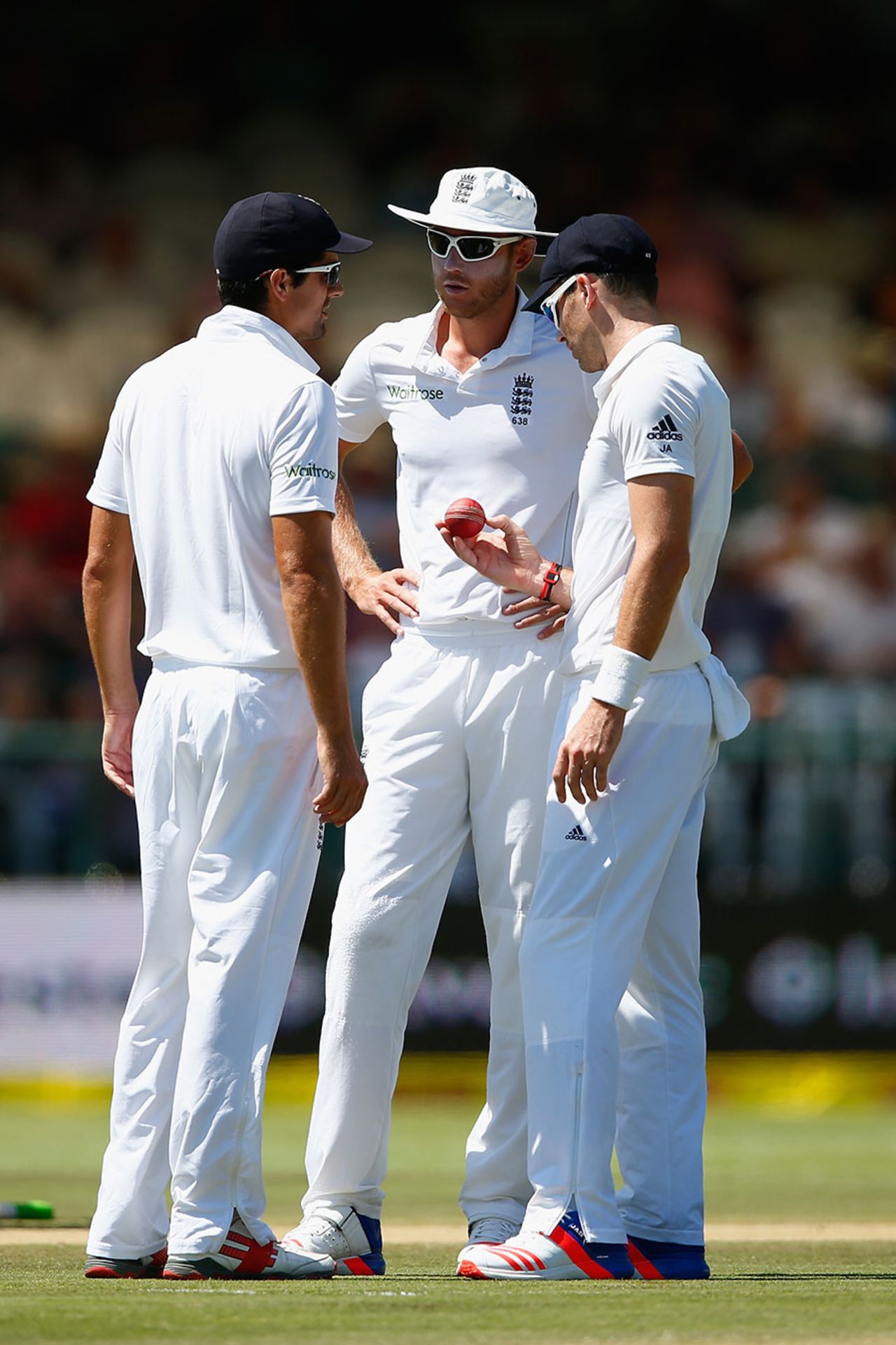 England successfully lobbied for a change of ball in the 46th over, but it didn't help a breakthrough, South Africa v England, 2nd Test, Cape Town, 3rd day, January 4, 2016